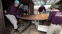 佐賀教区隊は、水没した家財道具や畳を民家から運び出した（9月5日、佐賀県武雄市で）