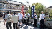 京都教区東山支部の教友たちは、観光客が行き交う四条大橋で信仰の喜びを語りかけた（9月28日、京都市で）