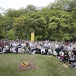 兵庫教区姫路北支部は、国宝・姫路城の周辺で実施。改修工事を終えたばかりの大天守の下で、参加者たちはひのきしんに励んだ(2015年4月29日、兵庫県姫路市の姫山公園で)