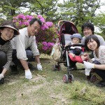 兵庫教区姫路北支部は国宝・姫路城の周辺で実施した(2015年4月29日、兵庫県姫路市の姫山公園で)