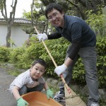 兵庫教区姫路北支部は国宝・姫路城の周辺で実施した(2015年4月29日、兵庫県姫路市の姫山公園で)