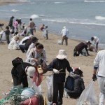 北陸新幹線の開業により、例年以上のにぎわいが予想される金沢市の「徳光海岸」。夏の行楽シーズンを前に、加賀・金沢の両支部の教友らが、砂浜のごみや流木などを丁寧に拾い集めた(2015年4月29日)