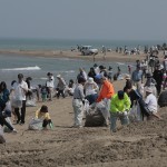 金沢市の徳光海岸では、加賀・金沢の両支部の教友らが海岸美化に汗を流した(2015年4月29日)