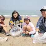 金沢市の徳光海岸では、加賀・金沢の両支部の教友らが海岸美化に汗を流した(2015年4月29日)
