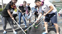 ひのきしんに汗を流す(8月12日、北大路乗降場で)