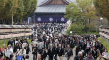 大祭当日は、肌寒い日和の中にも国の内外から大勢のようぼく・信者が帰参し、神苑一帯は大いににぎわった（10月26日）