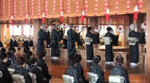 立教183年秋季大祭は、つとめ人衆をはじめ直属教会長や教区長と共に各地の教会長が昇殿し、厳かに勤められた（10月26日、本部神殿で）