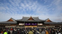 春季大祭には、国の内外から約6万5000人のようぼく・信者が帰り集った(1月26日、本部神苑で)