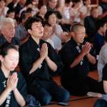 残暑厳しいなか、一心に祈りを捧げる参拝者たち（8月26日）