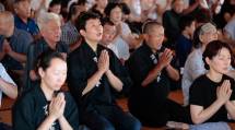 残暑厳しいなか、一心に祈りを捧げる参拝者たち(8月26日)