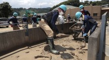 第1次隊の隊員たちは、球磨川沿いに位置する小学校のグラウンドで汚泥を撤去した（7月17日、球磨村渡地区で）