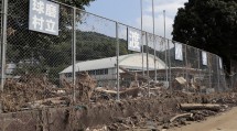 渡地区の球磨川沿いに位置する渡小学校。川の氾濫により、グラウンドや周辺の道路にも汚泥が流れ込んだ