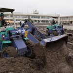 隊員らは、市立小学校などで汚泥撤去に尽力した(2015年9月16日、茨城県常総市で)