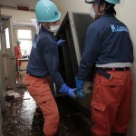 汚泥が流れ込んだ校舎の中でも復旧作業を行った(2015年9月16日、茨城県常総市で)