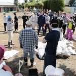 県災害ボランティアセンターから派遣されたボランティアに、作業内容を説明する災救隊員(2015年9月21日、茨城県常総市の玉幼稚園で)
