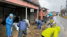 新潟教区隊の隊員たちは、民家などに流入した土砂や倒壊したブロック塀の撤去作業に汗を流した（新潟市西区で）