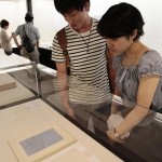天理大学創立90周年記念特別展「シュリーマン展」の東京での巡回展は9月19日にスタート。来場者たちは世界に一つしかない“第一級資料”を観覧した(2015年9月19日、東京・古代オリエント博物館で)"