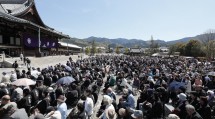 春爛漫の陽気のなか教祖誕生祭が執り行われ、参拝者は心一つに「みかぐらうた」を唱和した(2019年4月18日、神苑で)