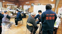 「憩の家」の医師たちは、次々と訪れる患者の診察に当たった(4月9日、小原木中学校で)