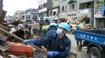 災救隊は本格的な復旧作業に着手。商店街の路上の瓦礫を次々と取り除いた(3月28日、釜石市内で)