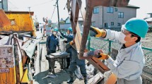 隊員たちは、ゴミを細かく分別してから処理場へ搬出した(4月5日、東松島市赤井地区で)