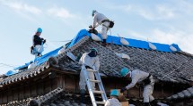 千葉・東京・埼玉の3教区隊が出動した第1次隊では、鴨川市と館山市の被災家屋でブルーシート張りなどの救援活動に従事した（10月5日、鴨川市で）