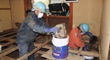 民家の床下から土砂を撤去した（11月2日、福島県いわき市で）