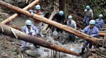 栃木県鹿沼市の山間部で、倒木の伐採に従事した（10月31日）